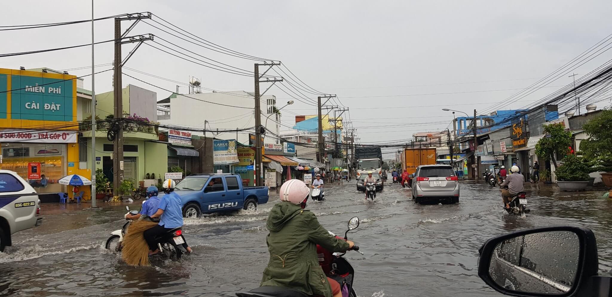 Tình trạng ngập lụt tại đường Hùng Vương cũ, Tp. Tân An - Long An - 2