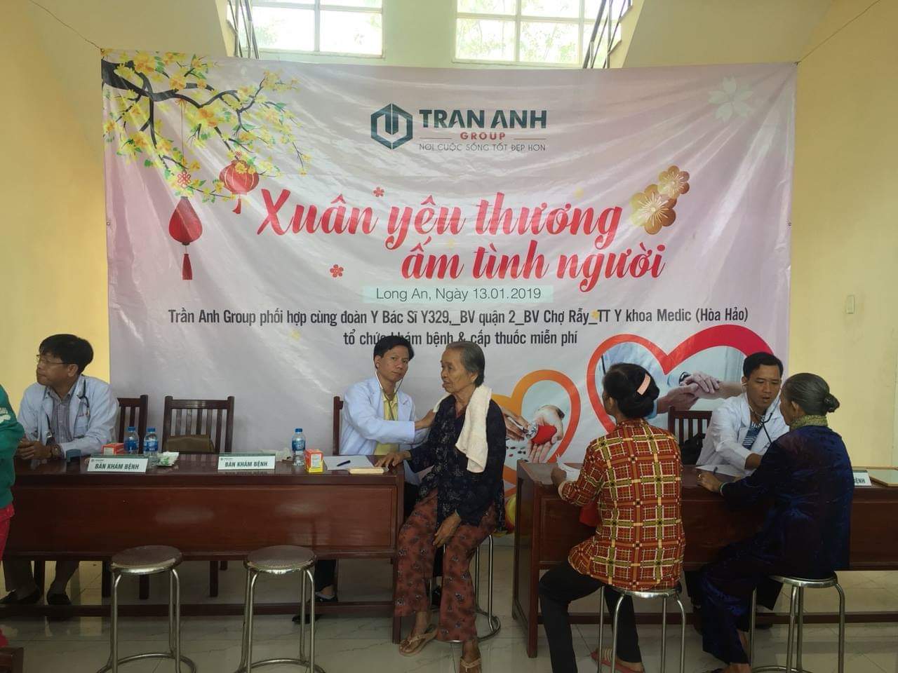 tran-anh-group-phat-thuoc-cho-nguoi-ngheo-mien-phi