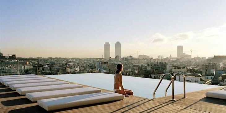 Những lợi ích tuyệt vời khi thiết kế bể bơi trên sân thượng